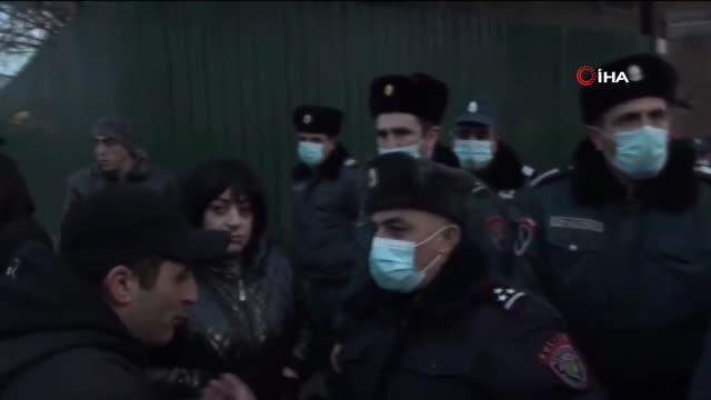 Ermeni muhalifler Paşinyan'ın, Moskova'ya gidişini engellemeye çalıştı Ermeni muhalifler Paşinyan'ın, Moskova'ya gidişini engellemeye çalıştı