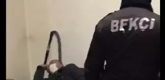 Kumar oynarken basılınca koltuğa uzanıp uyuyor gibi davrandı
