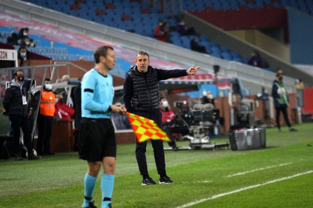 Süper Lig'de 18 haftada 14 teknik direktörle yollar ayrıldı Süper Lig'de 18 haftada 14 teknik direktörle yollar ayrıldı