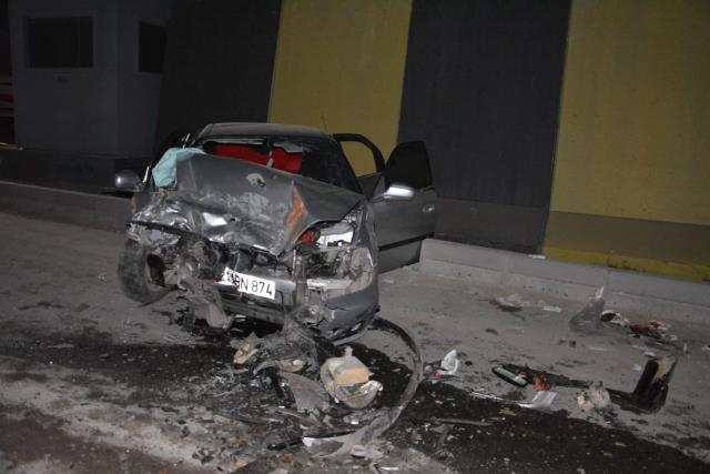 Diyarbakır'da feci kaza! İki araç kafa kafaya çarpıştı: 1 ölü, 5 yaralı