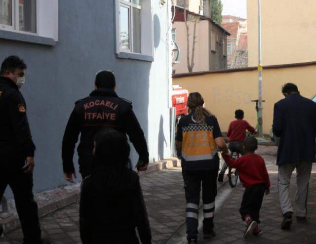 Evin penceresinden sarkan küçük çocuk ekipleri harekete geçirdi Evin penceresinden sarkan küçük çocuk ekipleri harekete geçirdi