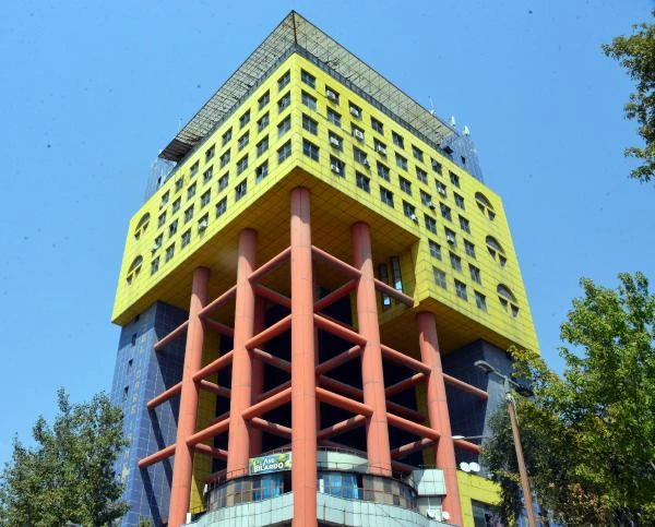 Kahramanmaraş Büyükşehir Belediyesi, 30 milyon lira teklif edilen dünyanın en saçma binasını yıkacak