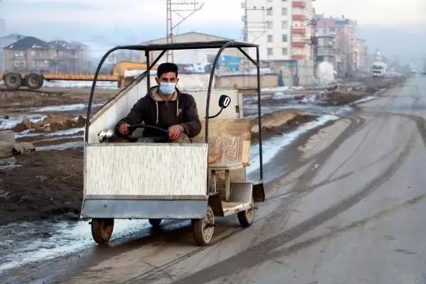 Hurda malzemelerden saatte 30 kilometre hızla giden elektrikli araç yaptı