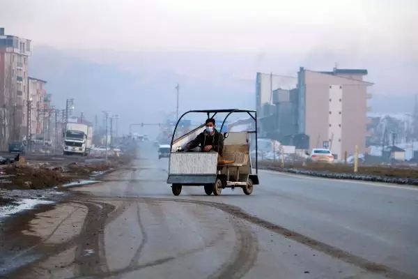 Hurda malzemelerden saatte 30 kilometre hızla giden elektrikli araç yaptı