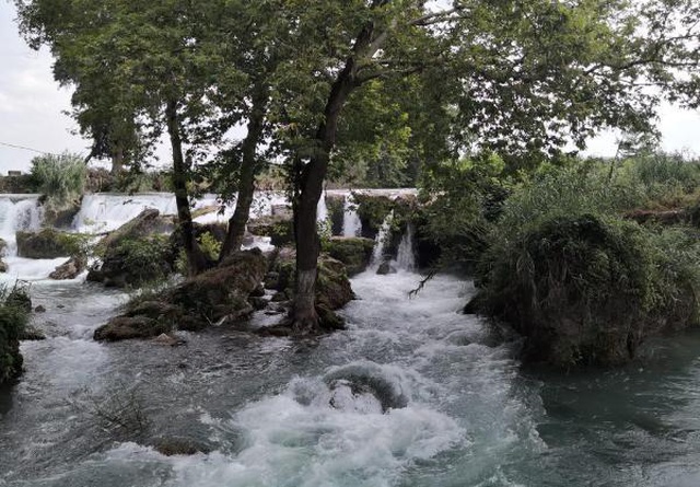 Balıklar ölmesin diye, suyu çekilen şelaleye hortumla su veriyor