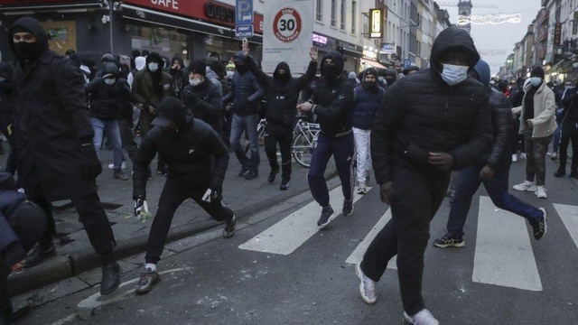 Brüksel'de gözaltına alındıktan sonra ölen genç için düzenlenen protestoda çatışma