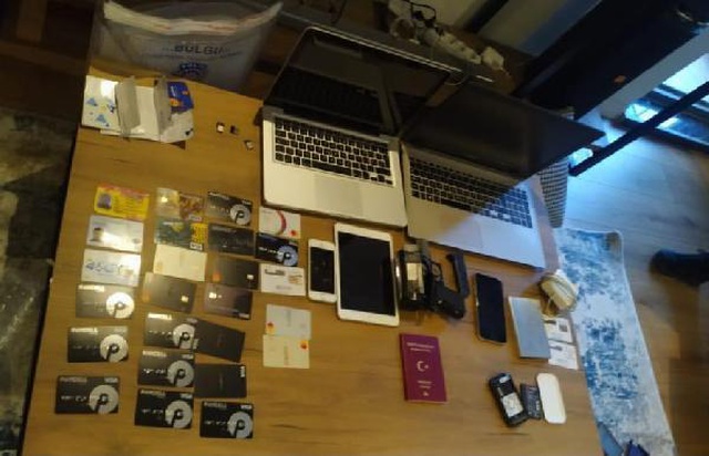 Telefonuna gönderdikleri isimsiz e-postaya tıklayan kadını, ele geçirdikleri özel fotoğraflarıyla tehdit ettiler Telefonuna gönderdikleri isimsiz e-postaya tıklayan kadını, ele geçirdikleri özel fotoğraflarıyla tehdit ettiler