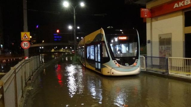 İzmir'de sağanak yağış, su baskınlarına neden oldu