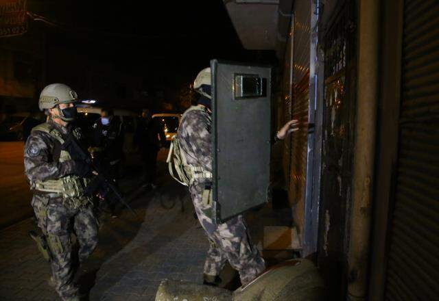 Suç örgütüne operasyonda biri komiser 12 polisin de aralarında bulunduğu 55 kişi gözaltında Suç örgütüne operasyonda biri komiser 12 polisin de aralarında bulunduğu 55 kişi gözaltında