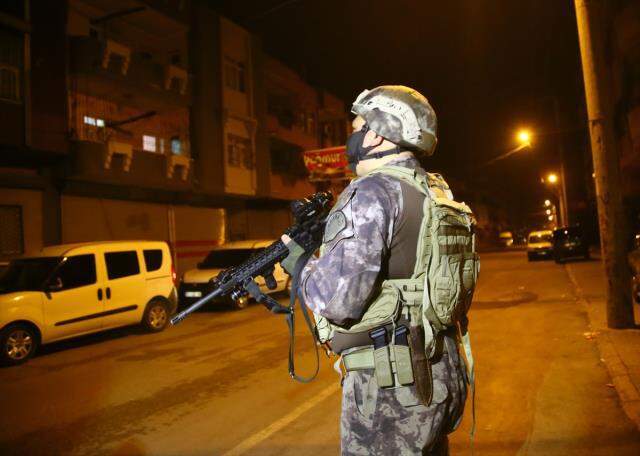 Suç örgütüne operasyonda biri komiser 12 polisin de aralarında bulunduğu 55 kişi gözaltında Suç örgütüne operasyonda biri komiser 12 polisin de aralarında bulunduğu 55 kişi gözaltında
