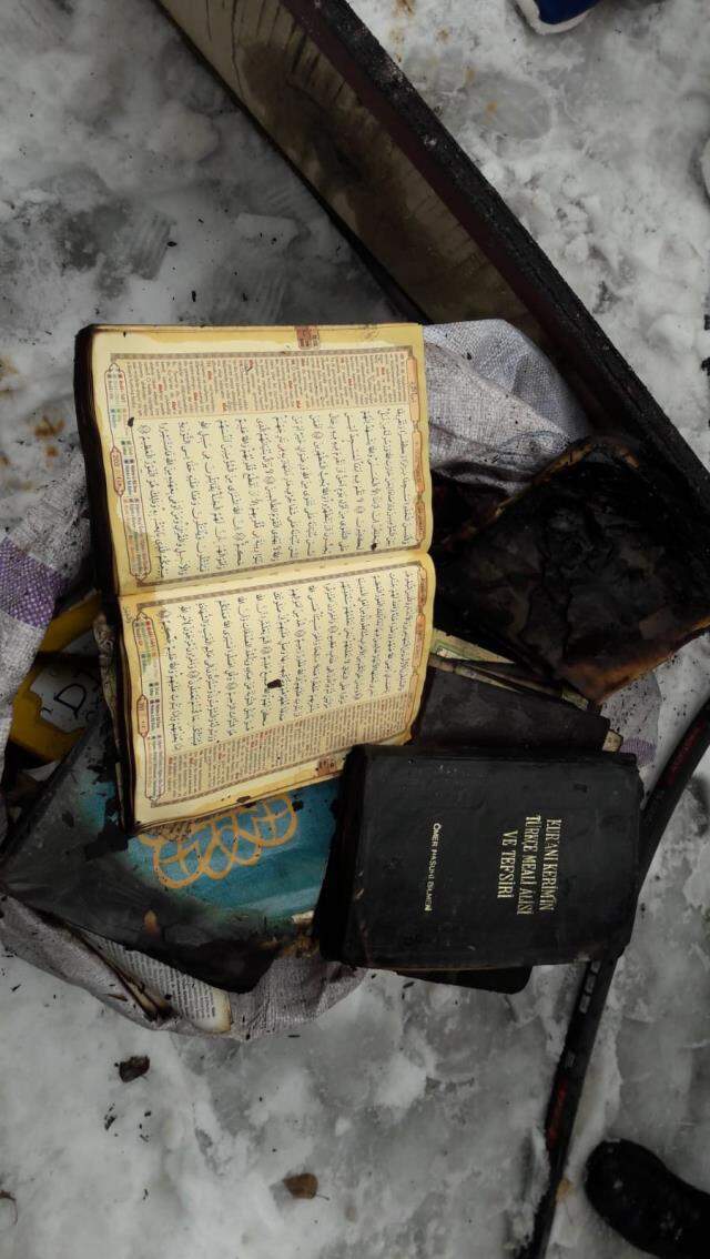 Cami alevlere teslim oldu, çıkan yangında Kur'an-ı Kerim yanmadı Cami alevlere teslim oldu, çıkan yangında Kur'an-ı Kerim yanmadı