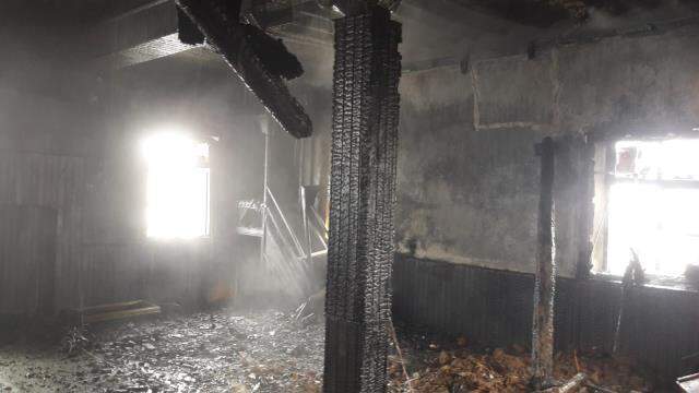 Cami alevlere teslim oldu, çıkan yangında Kur'an-ı Kerim yanmadı Cami alevlere teslim oldu, çıkan yangında Kur'an-ı Kerim yanmadı