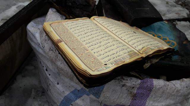 Cami alevlere teslim oldu, çıkan yangında Kur'an-ı Kerim yanmadı Cami alevlere teslim oldu, çıkan yangında Kur'an-ı Kerim yanmadı