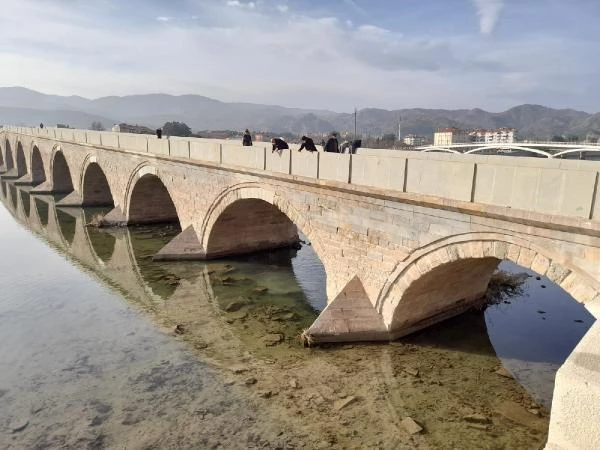 Debisi düşen Kızılırmak'ta binlerce balık, köprü altındaki gölette toplandı