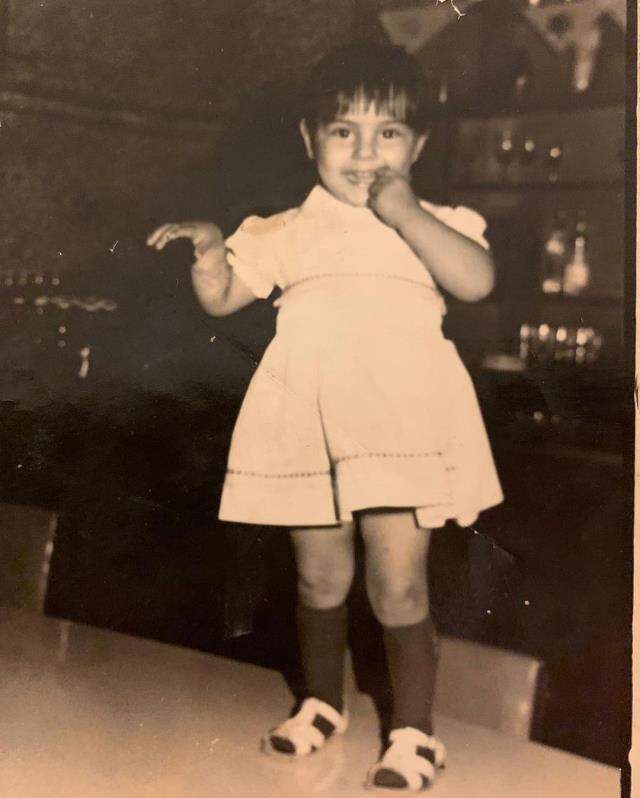 Ebru Gündeş, çocukluk fotoğrafını paylaşıp sahne aşkını anlattı Ebru Gündeş, çocukluk fotoğrafını paylaşıp sahne aşkını anlattı