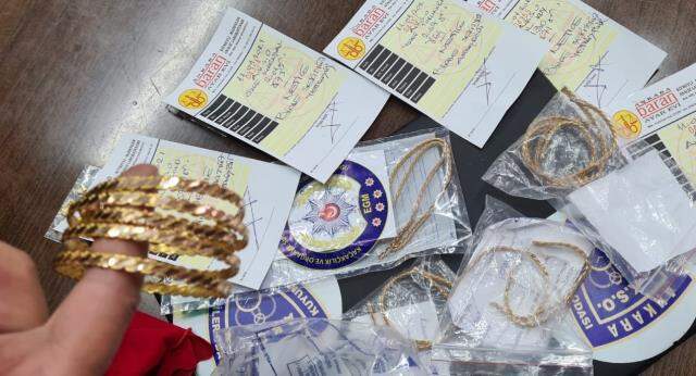 Ev hanımları üzerinden sahte altınları piyasaya süren çeteye operasyon Ev hanımları üzerinden sahte altınları piyasaya süren çeteye operasyon