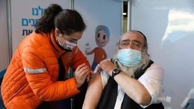 Nüfusun yüzde 25'ine aşılama yapan İsrail'de vaka sayılarının patlaması gündem yarattı