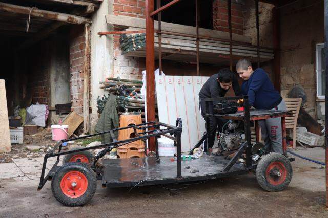 Ortaokullu iki kuzen hurdacıdan topladıkları malzemelerle kendi araçlarını yaptı Ortaokullu iki kuzen hurdacıdan topladıkları malzemelerle kendi araçlarını yaptı