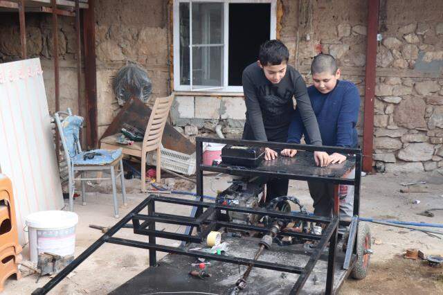 Ortaokullu iki kuzen hurdacıdan topladıkları malzemelerle kendi araçlarını yaptı Ortaokullu iki kuzen hurdacıdan topladıkları malzemelerle kendi araçlarını yaptı