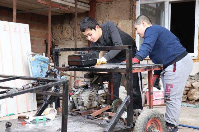 Ortaokullu iki kuzen hurdacıdan topladıkları malzemelerle kendi araçlarını yaptı Ortaokullu iki kuzen hurdacıdan topladıkları malzemelerle kendi araçlarını yaptı