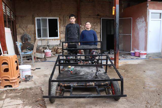 Ortaokullu iki kuzen hurdacıdan topladıkları malzemelerle kendi araçlarını yaptı Ortaokullu iki kuzen hurdacıdan topladıkları malzemelerle kendi araçlarını yaptı