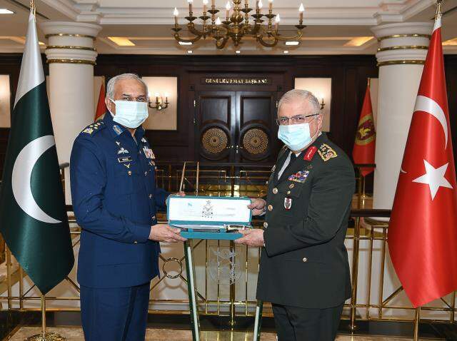 Pakistan hava kuvvetleri komutanı Türkiye'nin üst düzey askeri liderleriyle görüştü