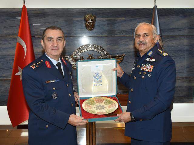 Pakistan hava kuvvetleri komutanı Türkiye'nin üst düzey askeri liderleriyle görüştü