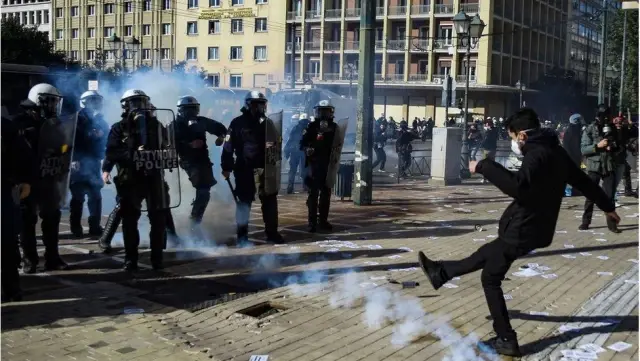 Yunanistan'da öğrenciler, üniversitelere polis konuşlandırma planlarını protesto etti