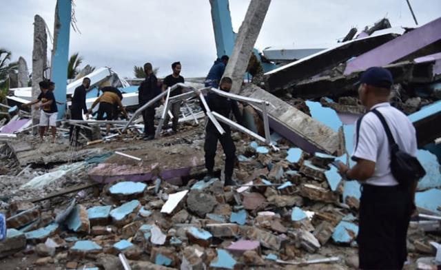 Endonezya'da meydana gelen 6.2 büyüklüğündeki depremde en az 7 kişi öldü, yüzlerce yaralı var