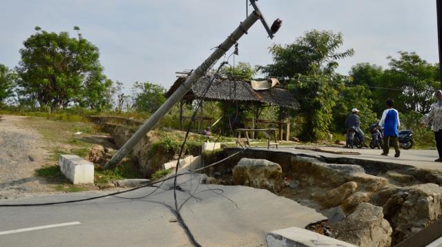 Endonezya'da meydana gelen 6.2 büyüklüğündeki depremde en az 7 kişi öldü, yüzlerce yaralı var
