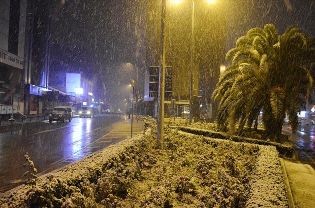 İstanbullular güne lapa lapa yağan karla uyandı! İşte ilk görüntüler