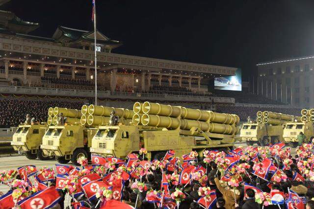 Kim Jong-Un ABD'ye denizaltı füzeleriyle gözdağı verdi Kim Jong-Un ABD'ye denizaltı füzeleriyle gözdağı verdi