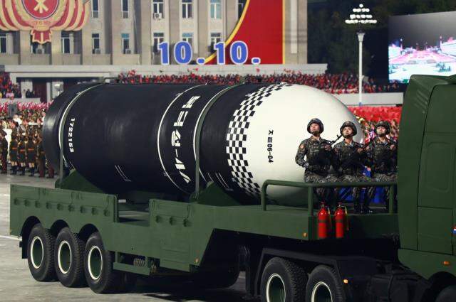 Kim Jong-Un ABD'ye denizaltı füzeleriyle gözdağı verdi Kim Jong-Un ABD'ye denizaltı füzeleriyle gözdağı verdi