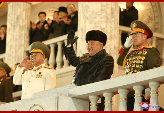 Kim Jong-Un ABD'ye denizaltı füzeleriyle gözdağı verdi Kim Jong-Un ABD'ye denizaltı füzeleriyle gözdağı verdi