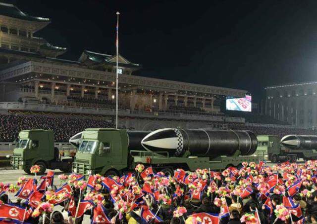 Kim Jong-Un ABD'ye denizaltı füzeleriyle gözdağı verdi Kim Jong-Un ABD'ye denizaltı füzeleriyle gözdağı verdi