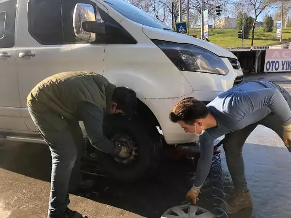 Araç sahipleri kar yağışı sonrası soluğu oto lastikçilerde aldı