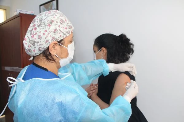 Prof. Dr. Taşova: Aşı yapılan kişilerde kolda ağrı, sıcaklık, şişlik, baş ağrısı yaşanabilir