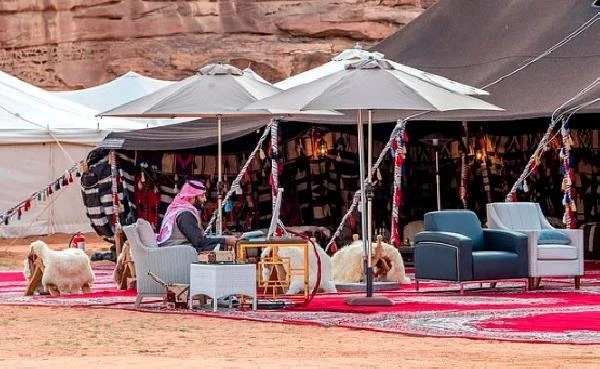 Suudi Arabistan Veliaht Prensi bin Selman bir ilke imza atarak Dünya Ekonomik Forumu'na çölden katıldı