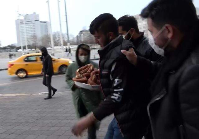 Taksim Meydanı'nda bayılma numarasıyla duygu sömürüsü kamerada Taksim Meydanı'nda bayılma numarasıyla duygu sömürüsü kamerada