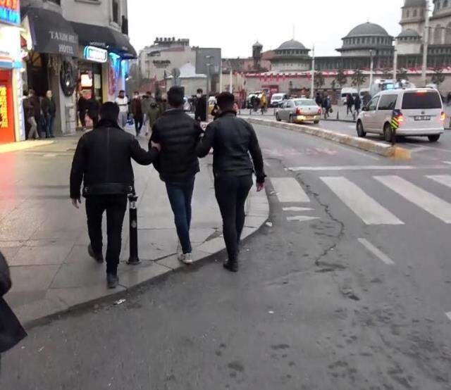 Taksim Meydanı'nda bayılma numarasıyla duygu sömürüsü kamerada Taksim Meydanı'nda bayılma numarasıyla duygu sömürüsü kamerada