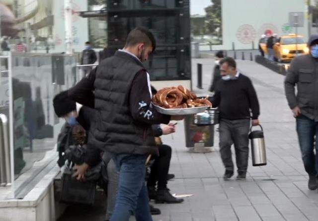 Taksim Meydanı'nda bayılma numarasıyla duygu sömürüsü kamerada Taksim Meydanı'nda bayılma numarasıyla duygu sömürüsü kamerada