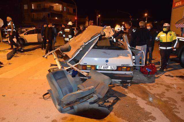 İki otomobil çarpıştı, ortalık can pazarına döndü: 3 ölü, 4 yaralı İki otomobil çarpıştı, ortalık can pazarına döndü: 3 ölü, 4 yaralı