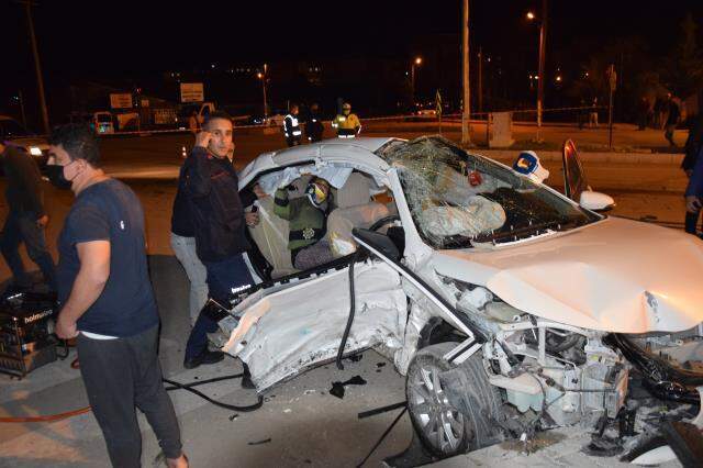 İki otomobil çarpıştı, ortalık can pazarına döndü: 3 ölü, 4 yaralı İki otomobil çarpıştı, ortalık can pazarına döndü: 3 ölü, 4 yaralı