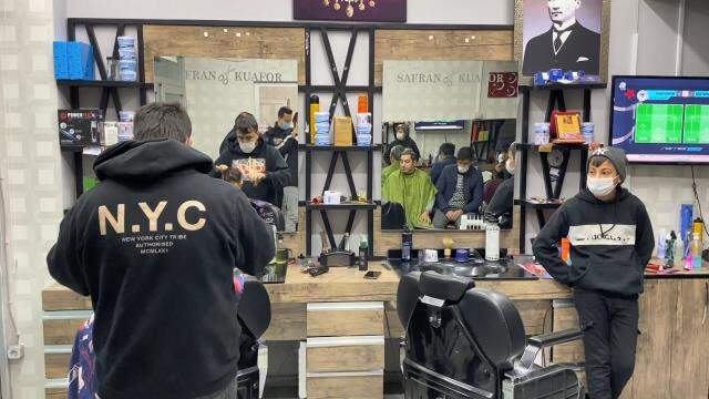 Yine Esenyurt! Dışarıdan çiğ köfteci, içi berber Yine Esenyurt! Dışarıdan çiğ köfteci, içi berber