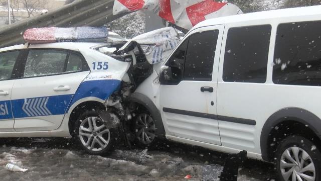 Beşiktaş'ta sivil polis aracı, trafik polisi aracına arkadan çarptı: 3 polis yaralandı