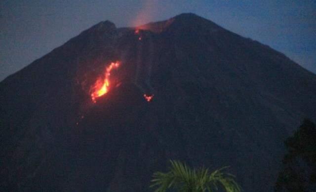 Endonezya için 2021 kabus gibi başladı: Uçak kazası ve depremden sonra şimdi de yanardağ patladı