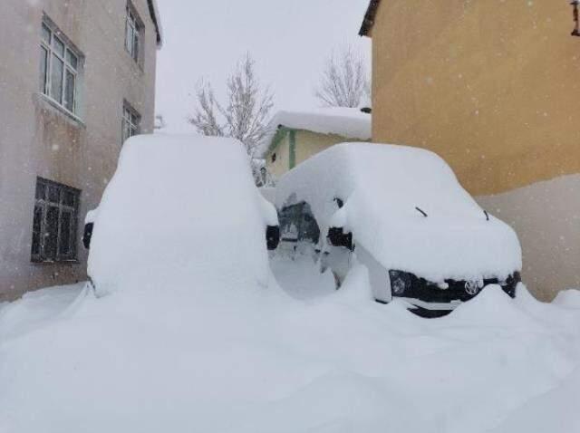 Ovacık'ta evler ve araçlar, kar altında