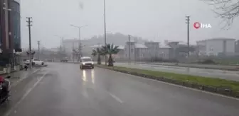 Tirelilerin kar hasreti bitti! İlçede 1 saat aralıksız kar yağdı