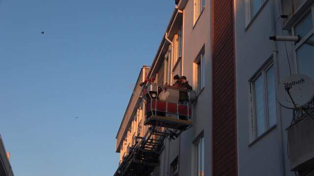 Arkadaşı tarafından eve kilitlenen kadını itfaiye ekipleri kurtardı Arkadaşı tarafından eve kilitlenen kadını itfaiye ekipleri kurtardı