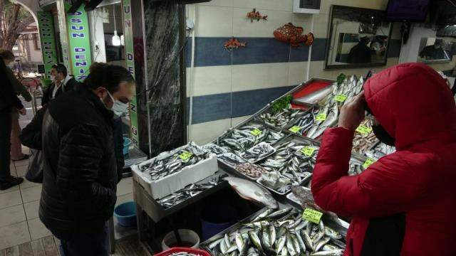 Balık fiyatları fırladı! Lüferin kilosu 200 liraya dayandı Balık fiyatları fırladı! Lüferin kilosu 200 liraya dayandı